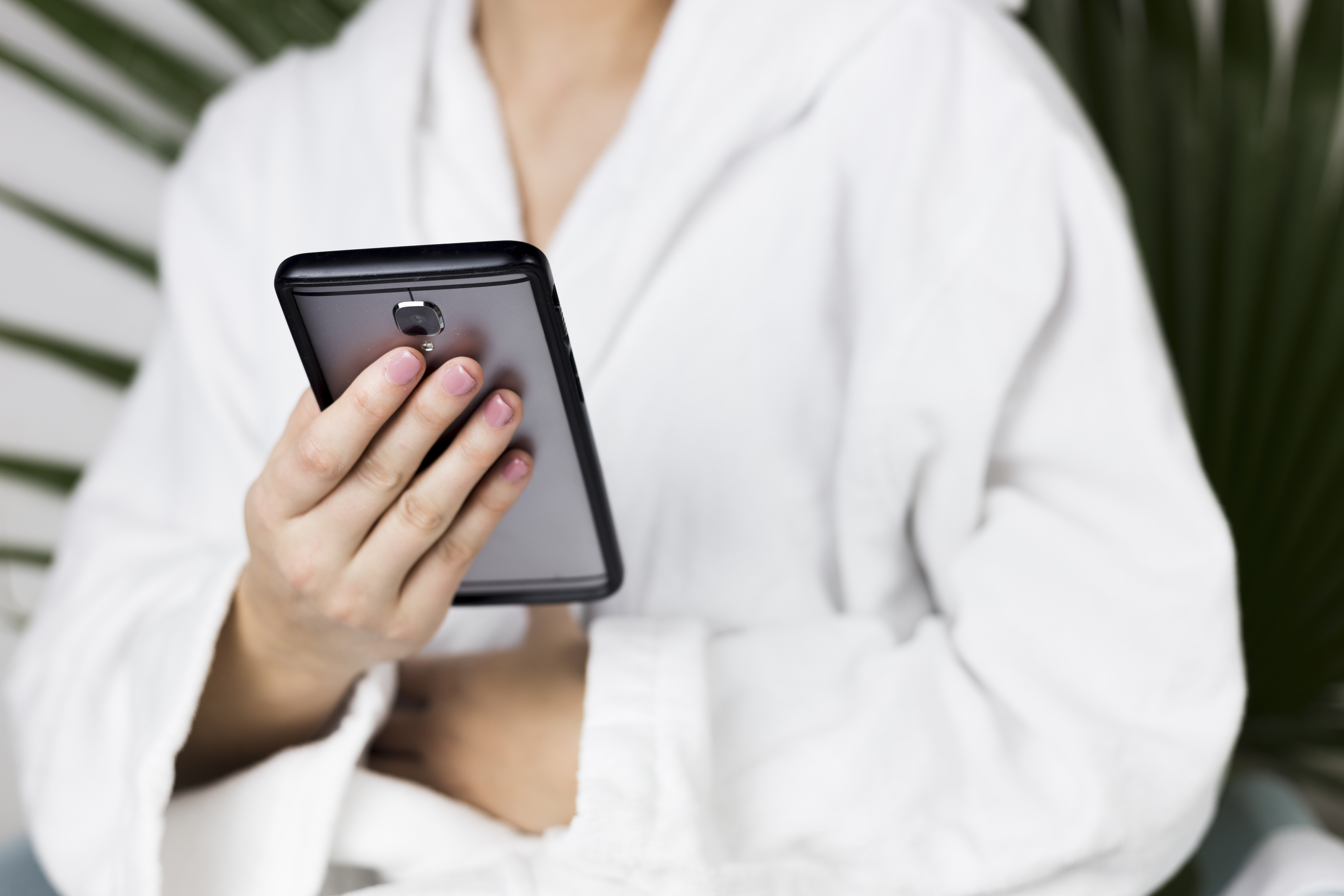 Mujer reservando una cita